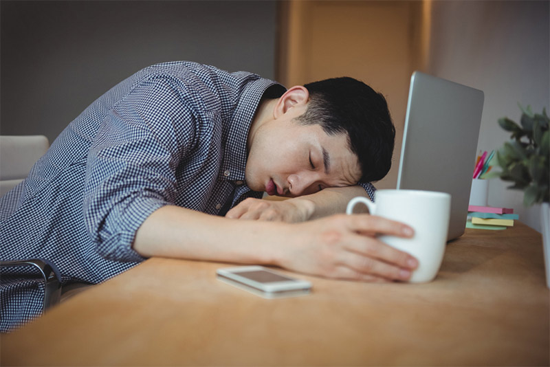 Cảm giác uể oải, buồn ngủ xuất phát từ cơ chế thích nghi bảo tồn năng lượng của cơ thể