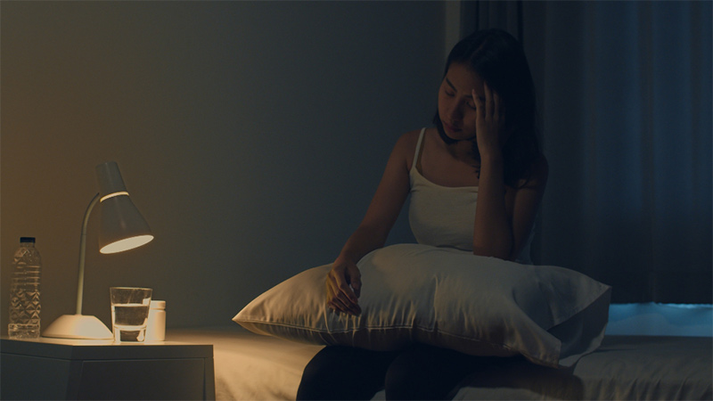 Thiếu ngủ kéo dài có thể gây ra tình trạng đau đầu kèm chóng mặt, buồn nôn