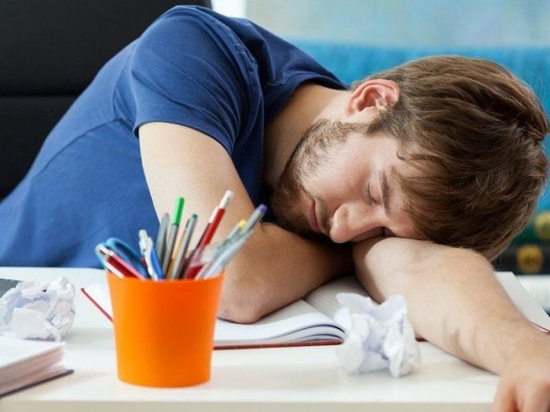 Thiếu ngủ thường biểu hiện qua buồn ngủ ban ngày