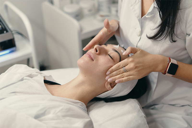 Xu hướng trẻ hóa da không phẫu thuật đang ngày càng được ưa chuộng do phù hợp với triết lý y học tái tạo
